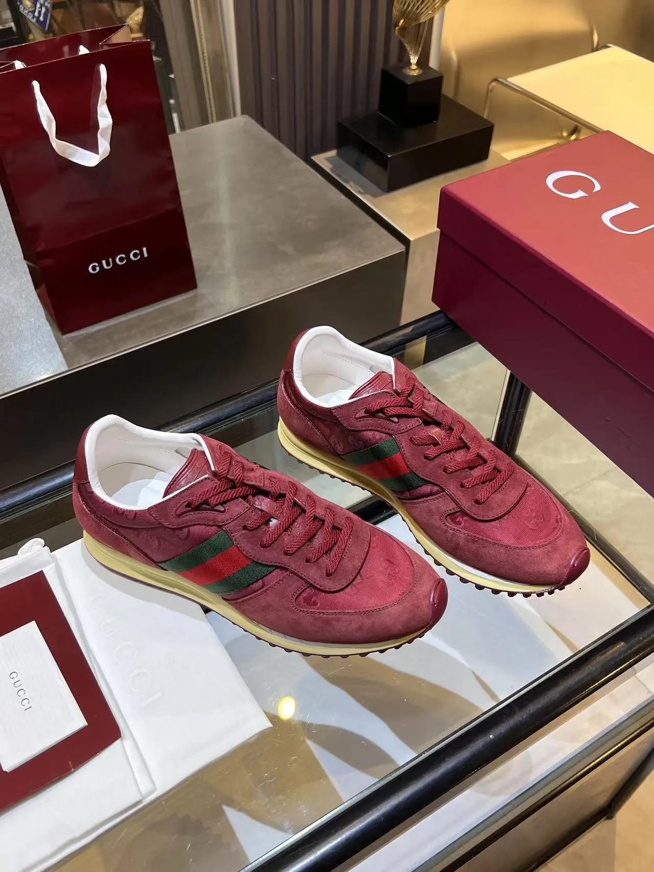 [G Home] P: 660💰 Men's Size: 40-44 (45 customized) Gucci Gucci Top version Latest catwalk style Re-Motion series Thick-soled casual sneakers Original purchase development and production This sneaker has a detachable and adjustable ankle strap, adding a dynamic item to the 2025 spring and summer series. The light and flexible outsole has been specially treated and is filled with a strong retro style. Exquisitely packaged at the delivery counter🛍📦 ▪️Fabric: Original customized imported first-layer cowhide ▪️Inner lining: Original customized breathable mesh ▪️Sole: Original molded TPU material ▪️Sole thickness: 3.5CM